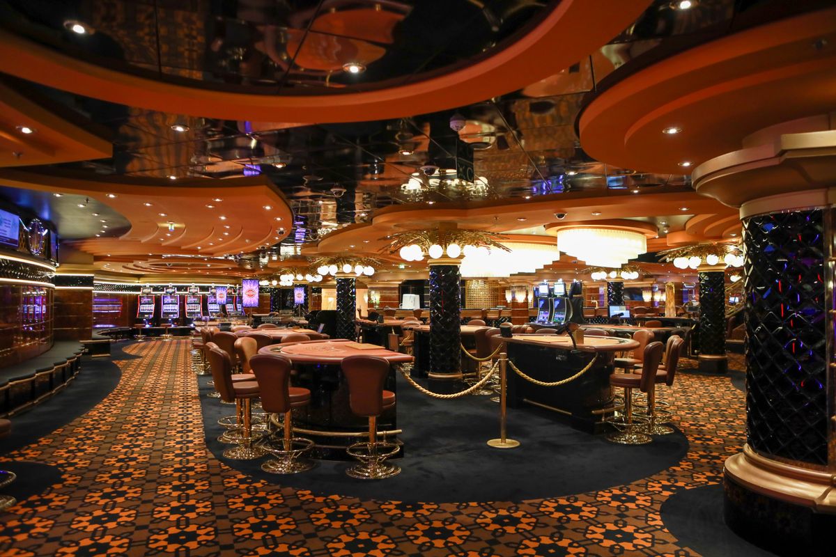 Interior casino mewah dengan mesin slot