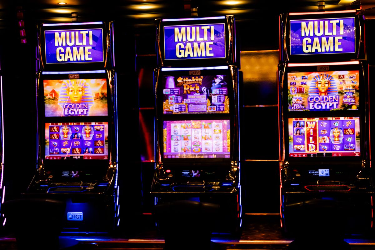 Mesin slot casino dengan lampu cerah
