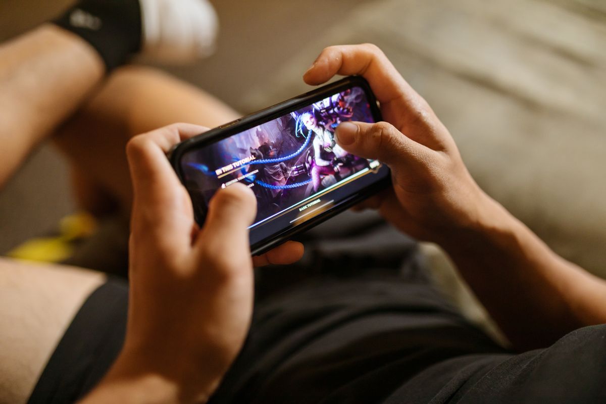 Bermain game di ponsel cerdas